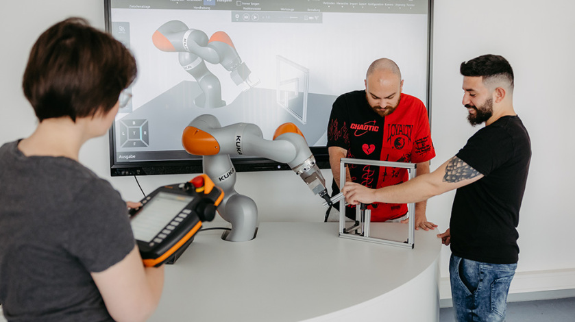Drei Menschen interagieren mit einer Machine - (c) Jana Dünnhaupt_ Uni Magdeburg Drei Menschen interagieren mit einer Machine - (c) Jana Dünnhaupt/ Uni Magdeburg